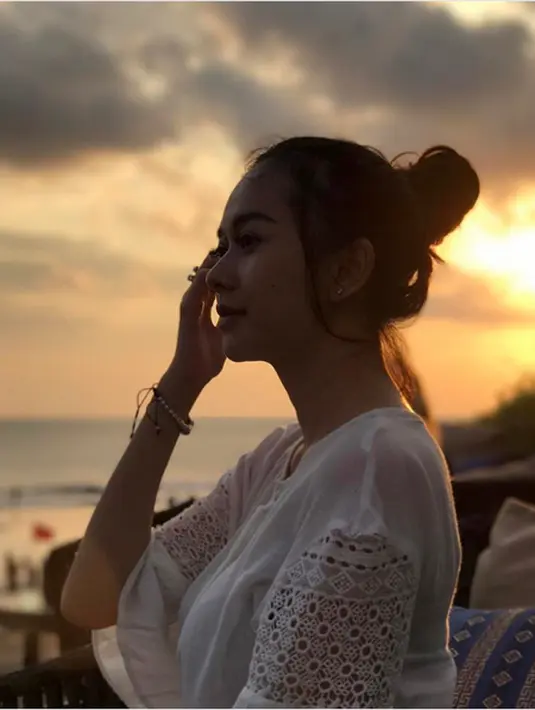 Lantas seperti apa pemeran dalam film Surat Kecil Untuk Tuhan itu memaknai ibadah pausa. Baginya, tidak hanya sekedar menahan haus dan lapar. Puasa juga mengajarkan untuk menahan emosi. (Instagram/aurakasih)