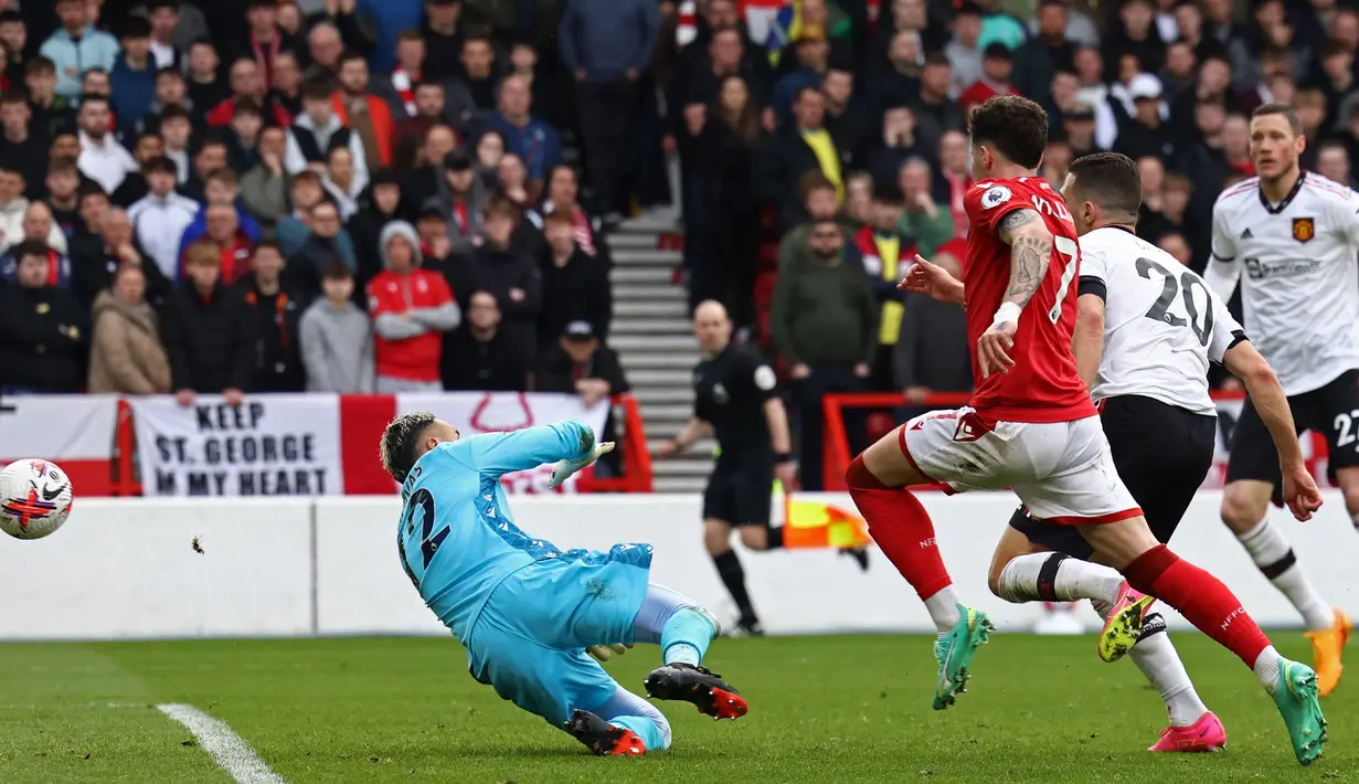 Pemain Manchester United, Diogo Dalot mencetak gol kedua timnya saat laga lanjutan Liga Inggris 2022/2023 melawan Nottingham Forest di City Ground, Nottingham, Senin (17/04/2023) WIB. Ini merupakan gol perdana Dalot di Liga Inggris. (AFP/Darren Stapels)