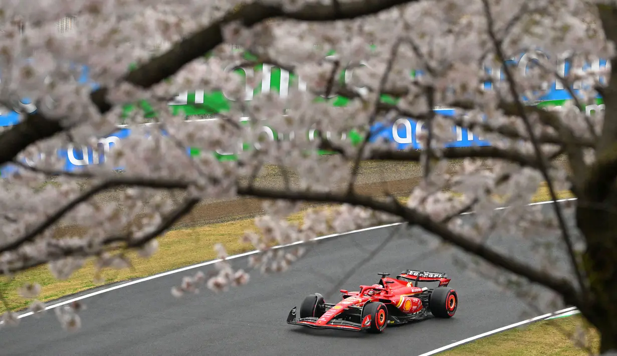 Pembalap Ferrari, Charles Leclerc terlihat melewati pohon sakura saat melakukan latihan bebas kedua (FP2) F1 GP Jepang 2024 di Sirkuit Suzuka, Jepang, Jumat (05/04/2024). (AFP/Yuichi Yamazaki)
