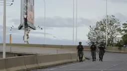 Polisi berpatroli sepanjang jalan raya yang diblokir untuk lalu lintas delegasi pemimpin dunia dalam KTT G20 di Buenos Aires, Argentina, Kamis (29/11). Sebanyak 20 pemimpin dunia akan bertemu di Buenos Aires dalam KTT G20. (AP Photo/Sebastian Pani)