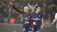 Pemain PSG, Kylian Mbappe (kiri) merayakan gol ke gawang Caen pada lanjutan Ligue 1 Prancis di Parc des Princes stadium, Paris, (20/12/2017). PSG menang 3-1. (AP/Francois Mori)