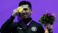 Harris Horatius dari Indonesia merayakan perolehan medali emas di atas podium Wushu Nanquan & Nangun All-Round Putra Asian Games ke-19 di Hangzhou, China, Selasa, 26 September 2023. (AP Photo/Ng Han Guan)