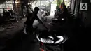 Pekerja menyelesaikan pembuatan dodol Betawi di kawasan Cilenggang, Serpong, Tangerang Selatan, Banten, Rabu (28/4/2021). Produksi dodol Betawi di masa pandemi COVID-19 pada tahun ini meningkat hingga 50 persen dibandingkan tahun lalu. (merdeka.com/Arie Basuki)