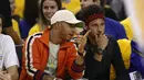 Lewis Hamilton dan Neymar Jr saat menyaksikan pertandingan gim kedua Final NBA antara Cleveland Cavaliers melawan Golden State Warriors di Oracle Arena, Oakland, California, AS, (4/6). (Ezra Shaw/Getty Images/AFP)