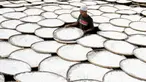 Pekerja menjemur tepung aci di Sukaraja, Kabupaten Bogor, Jawa Barat, minggu (20/6/2021). Pemerintah mengklaim hasil pelaksanaan program Pemulihan Ekonomi Nasional (PEN) klaster dukungan UMKM membantu mayoritas penerima manfaat dapat bertahan selama pandemi COVID-19. (Liputan6.com/Angga Yuniar)