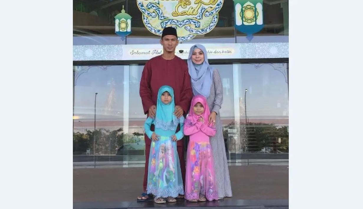Zulkifli Syukur berfoto bersama keluarga kecilnya.