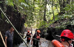 Pencarian ibu dan anak yang hilang terseret arus di Bali (Hermawan Arifianto/Liputan6.com)