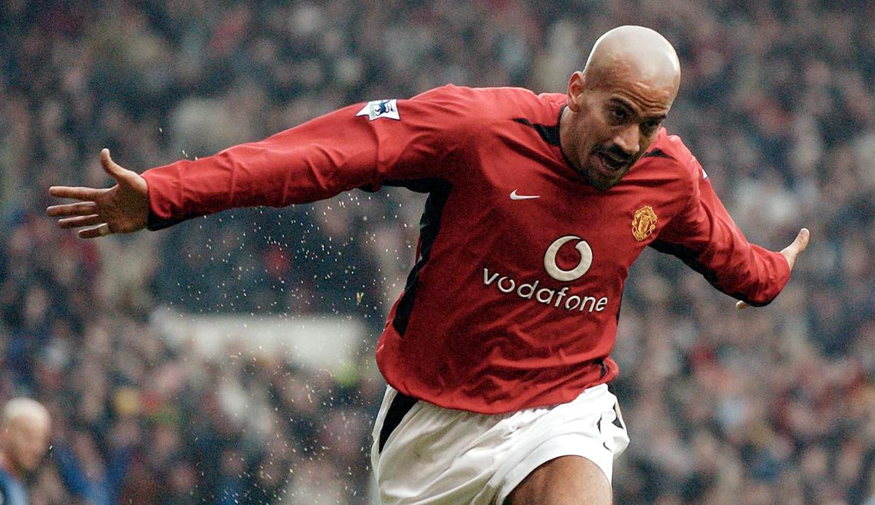 4. Juan Sebastian Veron - Gelandang Argentina ini mengawali karier di Premier League bersama Manchester United pada 2001. Selama dua musim bersama Manchester United, Veron berhasil membawa skuat The Red Devil meraih gelar juara Premier League. (AFP/Paul Barker)