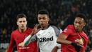 Pemain Manchester United Anthony Martial (kanan) berebut bola dengan pemain Derby County Morgan Whittaker pada pertandingan putaran kelima Piala FA di Pride Park, Derby, Inggris, Kamis (5/3/2020). Manchester United menang dengan skor 3-0. (AP Photo/Rui Vieira)