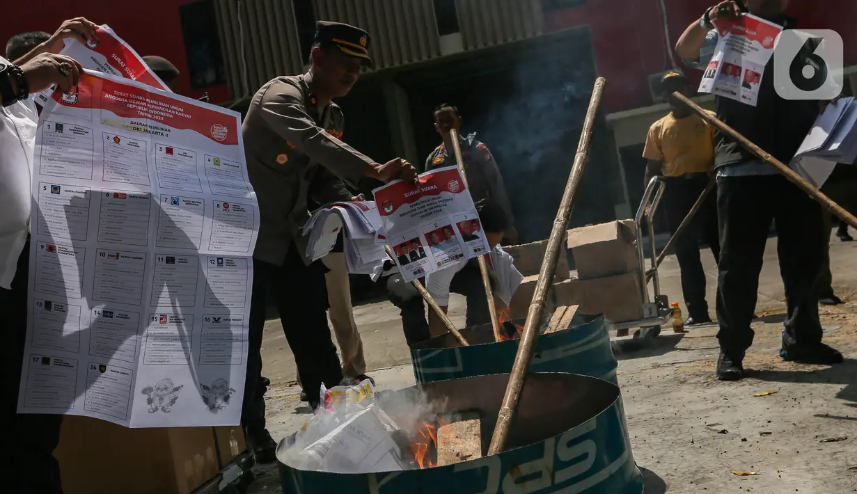 Pemusnahan juga diawasi oleh Badan Pengawas Pemilu (Bawaslu). (Liputan6.com/Angga Yuniar)