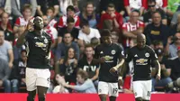 Striker Manchester United, Romelu Lukaku, melakukan selebrasi usai mencetak gol ke gawang Southampton pada laga Premier League di Stadion St Mary's, Sabtu (23/9/2017). Manchester United menang 1-0 atas Southampton. (AP/Andrew Matthews)