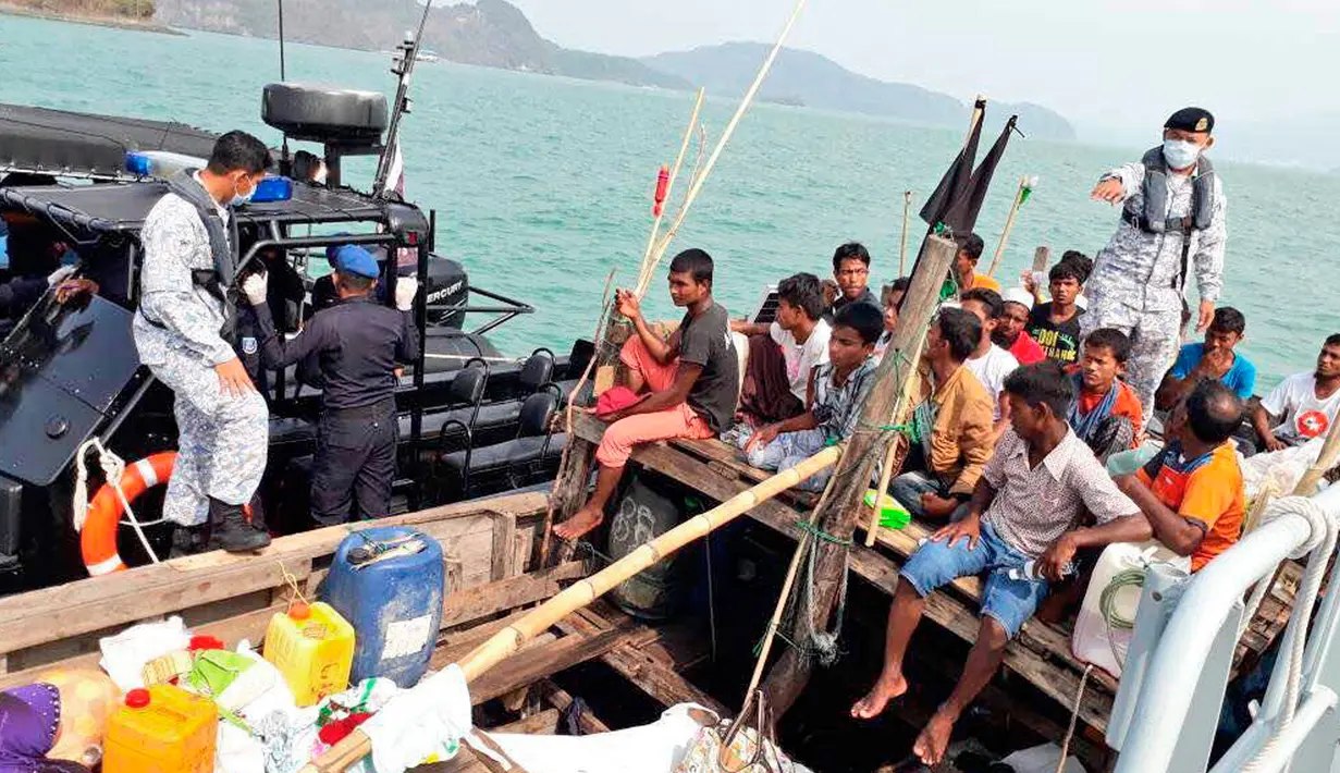Pasukan AL Malaysia menahan sebuah perahu yang membawa pengungsi Rohingya di Langkawi, Malaysia, Selasa (3/4). Otoritas Malaysia meningkatkan patroli untuk mencegat kapal pengungsi Rohingya mencari perlindungan di negara itu. (Royal Malaysian Navy via AP)