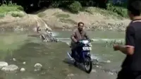 70 Tahun Mendamba Jembatan Seberangi Sungai di Brebes
