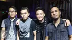 Band Drive berpose dengan album terbarunya pada saat launching di kawasan SCBD, Jakarta, Selasa (24/05/2016). Setelah sempat vakum lantaran ditinggal Anji mantan vokalisnya, kini, grup band Drive mulai bangkit kembali. (Liputan6.com/Herman Zakharia)