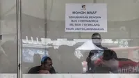 Pengumuman kompetisi IBL 2020 dihentikan di loket pintu masuk GOR Bima Sakti, Malang, Jumat (13/3/2020). (Bola.com/Iwan Setiawan)
