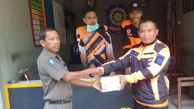 BPBD membagikan masker mengantisipasi Hujan abu akibat erupsi merapi turun di tiga kecamatan wilayah Banyumas, Kamis (24/5/2018). (Foto: Liputan6.com/BPBD Banyumas/Muhamad Ridlo)