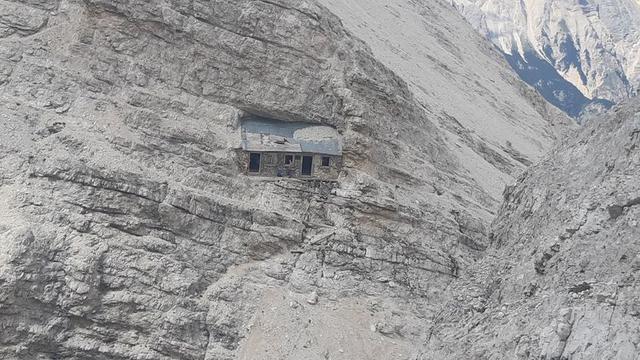 6 Potret Rumah Bekas Markas Perang, Berada di Dalam Gunung Batu