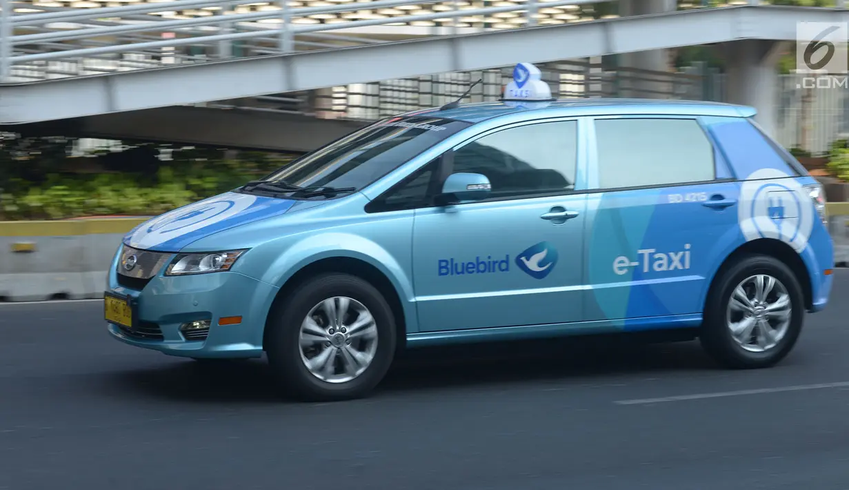 Taksi listrik atau e-Taxi Blue Bird mengikuti konvoi kendaraan bermotor listrik (KBL) melintasi kawasan MH Thamrin, Jakarta, Sabtu (31/8/2019). Konvoi bertema Kendaraan Listrik Sebagai Solusi Pengurangan Polusi Udara dan Penggunaan BBM Jenis Kendaraan Listrik. (merdeka.com/Imam Buhori)