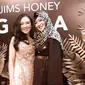 Okie Agustina bersama dengan Hanny Zeng