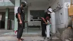 Pekerja menyiapkan pengisian ulang tabung oksigen di UD Berkah Oksigen, Kota Depok, Jawa Barat, Jumat (6/8/2021). Yayasan Khadimul Ummah Madani bekerjasama dengan UD Berkah Oksigen menyelenggarakan isi ulang tabung oksigen gratis setiap Jumat pukul 08.00-17.00 WIB. (Liputan6.com/Helmi Fithriansyah)