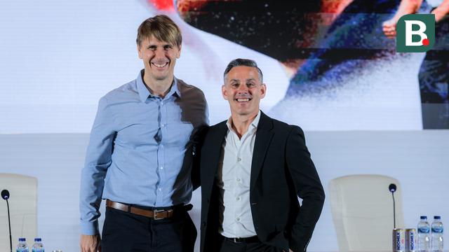 Foto: Ajak Keluarga, John Herdman Resmi Diperkenalkan Sebagai Pelatih Baru Timnas Indonesia