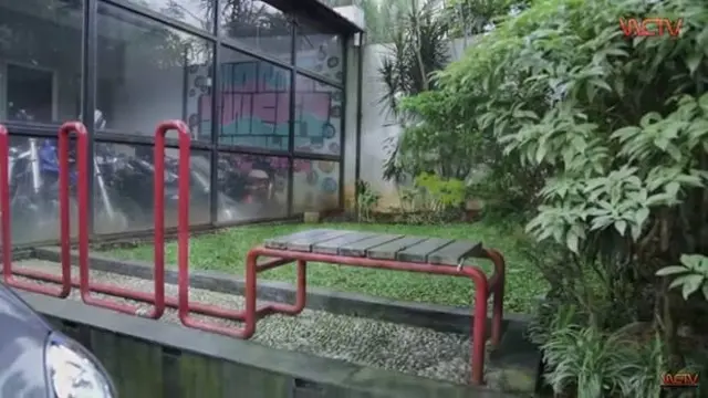 7 Potret Rumah Wendi Cagur, Miliki Hiasan Unik di Dinding