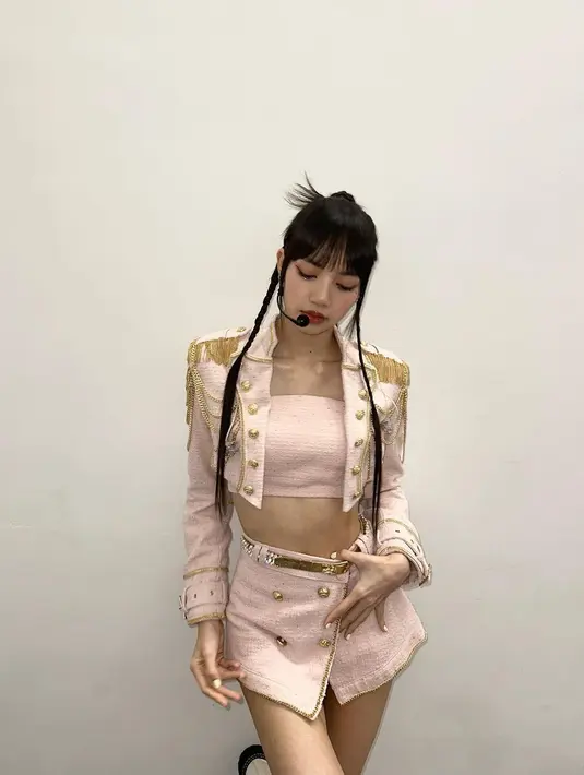 Lisa BLACKPINK tak kalah memukaunya dengan Jennie. [Foto: IG/lalalalisa_m].