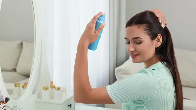 Cara Pakai Dry Shampoo agar Terbebas dari Rambut Lepek, Bikin Penampilan Auto Standout!