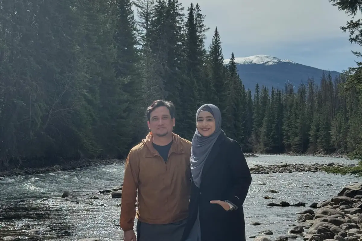 7 Potret Cindy Fatikasari dan Tengku Firmansyah Piknik di Kanada dengan Pemandangan Indah