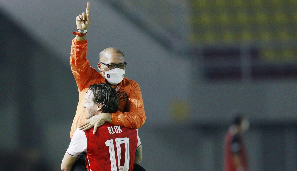 Pelatih Persija Jakarta, Sudirman, melakukan selebrasi bersama Marc Klok, usai menjuarai Piala Menpora 2021 di Stadion Manahan, Solo, Minggu (25/4/2021). (Bola.com/M Iqbal Ichsan)