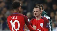 Wayne Rooney (kanan) saat masuk ke lapangan menggantikan Dele Alli, pada laga Slovenia kontra Inggris, di Stadion Stozice, Ljubljana, Rabu (12/10/2016) dini hari WIB. Wayne Rooney mengenakan kostum bernomor punggung 18.  (Reuters/Carl Recine)