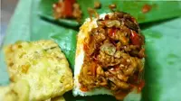 Nasi Ponggol Setan, nasi bungkus khas Tegal yang dilengkapi dengan lauk bercitarasa pedas. (Foto: Pinterest)