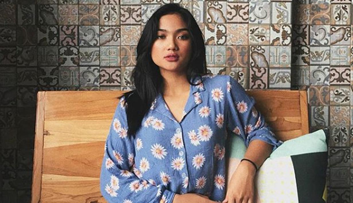 Kontestan sebuah ajang pencarian bakat di televisi, Marion Jola berpose di sebuah kursi kayu. Penampilannya yang cantik dan mempesona jadi daya tarik bagi perempuan asal Kupang tersebut. (Instagram/lalamarionmj)