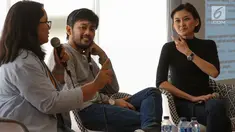 Business Development Zenius Education, Sabda PS (tengah) dan Marissa Anita (kanan) saat diskusi yang digagas Zenius Education di Jakarta, Kamis (19/7). Diskusi mengambil tema "Belajar Untuk Apa?." (Liputan6.com/JohanTallo)