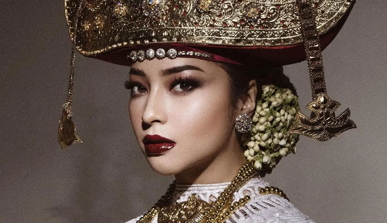 Bahkan arktris yang baru saja umumkan kehamilan anak pertamanya ini tetap cantik meski tanpa riasan maupun dengan makeup tebal.(Liputan6.com/IG/@nikitawillyofficial94)