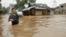 Warga melintasi banjir di kawasan Cipinang Melayu, Jakarta Timur, Senin (20/2). Sebanyak 285 warga diungsikan akibat banjir setinggi 1 meter. (Liputan6.com/Yoppy Renato)