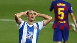 Pemain Espanyol, Bernardo Espinosa, tampak lesu usai ditaklukkan Barcelona pada laga La Liga di Stadion Camp Nou, Rabu (8/7/2020). Espanyol dipastikan degradasi karena baru meraih 24 poin dan berada di dasar klasemen La Liga. (AP/Joan Monfort)