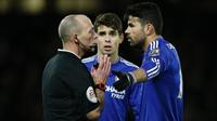 Striker Chelsea, Diego Costa (kanan), berdiskusi dengan wasit Mike Dean pada laga kontra Watford di Vicarage Road, Watford, Kamis (4/2/2016) dini hari WIB. (AFP/Adrian Dennis)