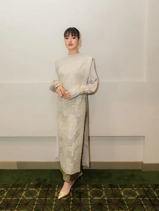 Kekasih Bryan Domani ini juga elegan dibalut busana dari Sapto Djojokartiko yang dipadukan songket hijaunya. [@mawar_eva]