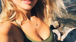 Istri bek Manchester United, Victor Lindelof, Maja Nilsson saat berselfie saat berlibur di pantai. Maja diberi nilai 9,7 sebagai WAGs paling seksi berdasar survei yang dilakukan oleh Betting Sites.co.uk menilai daya tarik pesepakbola Liga Inggris dan pasangannya. (Instagram/ majanilssonlindelof)
