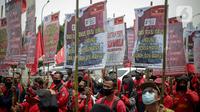 Massa buruh menggelar unjuk rasa di depan Kompleks Gedung DPR/MPR, Jakarta, Selasa (17/11/2020). Buruh kembali menggelar aksi lanjutan menuntut pemerintah dan DPR untuk mencabut Omnibus Law Undang-Undang Cipta Kerja. (Liputan6.com/Faizal Fanani)