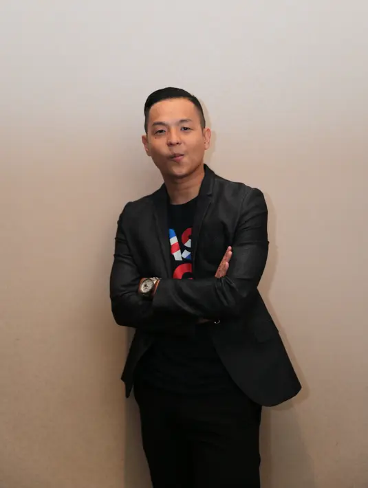 "Saya sih sebagai seorang yang bermasalah di sosmed. Saya jadi hati-hati dalam mengunggah sesuatu," kata Ernest Prakarsa saat ditemui di acara XYZ Day 2018, di Senayan City, Jakarta Pusat, Rabu (25/4/2018). (Adrian Putra/Bintang.com)