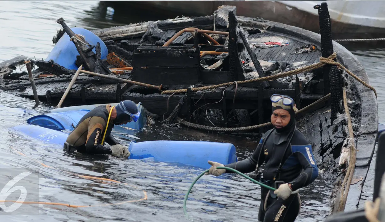 Petugas Basarnas dan Pol air melakukan pengisian drum dengan helium untuk mengangkat bangkai kapal Zahro Express di Pelabuhan Muara Angke, Jakarta, Rabu (4/1). Pengangkatan bangkai kapal untuk mempermudah penyelidikan KNKT. (Liputan6.com/Gempur M Surya)