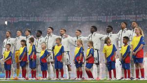 Kiper Inggris #01 Jordan Pickford, bek Inggris #05 John Stones, bek Inggris #06, Marc Guehi, gelandang Inggris #04, Declan Rice, bek Inggris #03, Luke Shaw, gelandang Inggris #11, Phil Foden, gelandang Inggris #26, Kobbie Mainoo, penyerang Inggris #07, Bukayo Saka, gelandang Inggris #10, Jude Bellingham, dan bek Inggris #02, Kyle Walker, menyanyikan lagu kebangsaan sebelum pertandingan final Euro 2024 antara Spanyol dan Inggris di Olympiastadion di Berlin pada 14 Juli 2024. (Adrian DENNIS/AFP)