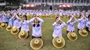 Ratusan pelajar menari saat mengikuti gladi resik di halaman sekolah di Bangkok, Thailand (13/11/2019). Gladi resik diadakan sebagai persiapan untuk kunjungan Paus Fransiskus yang  akan berada di Thailand pada 20-23 November 2019. (AFP Photo/Chalinee Thirasupa)
