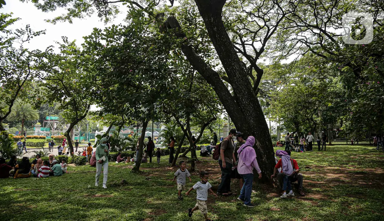 <p>Warga bersantai di halaman luar Monumen Nasional (Monas) Jakarta, Kamis (5/5/2022). Meski kawasan Monas masih ditutup sejak awal pandemi COVID-19 pada Maret 2020 lalu namun tidak menyurutkan minat warga untuk bisa berwisata yaitu dengan memanfaatkan kawasan luar monumen tersebut. (Liputan6.com/Faizal Fanani)</p>