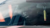 Paul Pogba tiba di Carrington untuk menjalani pemeriksaan medis sebagai syarat bergabung dengan Manchester United. (AFP/Oli Scarff)