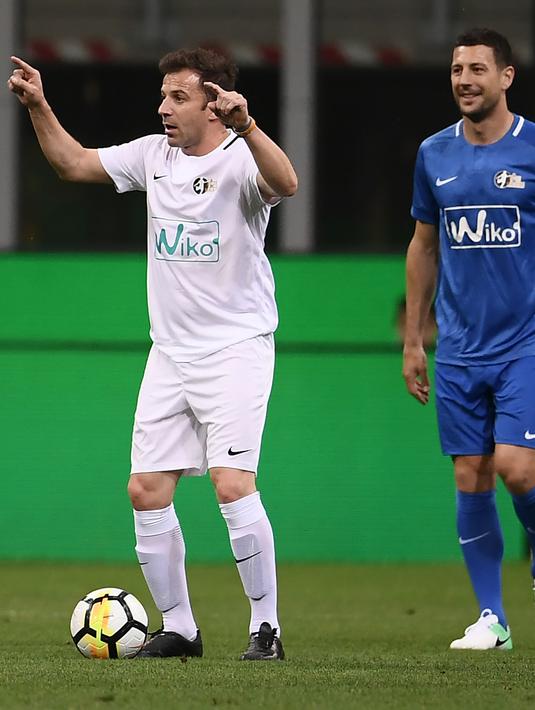Legenda sepak bola Italia, Alessandro Del Piero saat mengikuti pertandingan perpisahan Andrea Pirlo, di Stadion Milan San Siro, Italia, (21/5). (AFP Photo / Marco Bertorello)