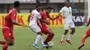 Gelandang Persija Jakarta, Rohit Chand, berebut bola dengan penyerang Barito Putra, Rizky Pora, pada laga Liga 1 2019 di Stadion Patriot, Bekasi, Senin (23/9/2019). Persija menang 1-0 atas Barito Putra. (Bola.com/M Iqbal Ichsan)