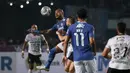 <p>David Da Silva menjadi sosok kunci di balik lolosnya Persib Bandung dari grup neraka, Grup C. Pemain asal Brasil itu tercatat telah membukukan dua gol dalam tiga laga di turnamen pramusim Piala Presiden 2022. Dua golnya dicetak saat melawan sang juara Liga 1 2021/2022, Bali United dan Bhayangkara FC. Tak heran jika dirinya sering dikawal ketat bahkan dijatuhkan paksa oleh bek lawan. (Bola.com/Bagaskara Lazuardi)</p>